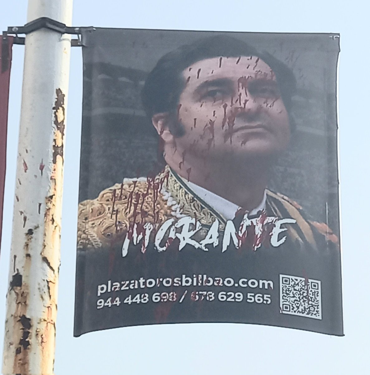 Jorge57603967's tweet photo. Los carteles que ha puesto PNV han sido redecorados 👏👏👏 https://t.co/wrCkqtMAvF