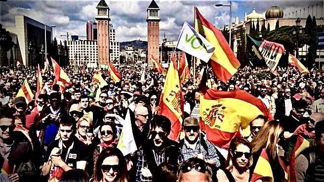 Rafael_Narbona's tweet photo. NO ES TIEMPO DE CALLAR

Si la alternativa al PSOE fuera el CDS de Adolfo Suárez, no contemplaría con tanto miedo el cambio, pero en España ya no hay una derecha democrática. El PP ha asumido la ideología de VOX y quiere llevar a España al mismo estercolero que Hungría, Polonia, Italia o los EEUU de la época de Trump. Algunos intelectuales no se manifiestan por miedo a las campañas de odio de la derecha, pero no hablar en estos momentos resulta indisculpable. 

En apenas un mes, los ayuntamientos y las comunidades gobernados por la coalición PPVOX ya han censurado libros y películas y han incrementado las partidas presupuestarias para promover los toros y proteger monumentos franquistas. En cambio, se han retirado banderas LGTBI y se han suspendido subvenciones a revistas culturales en catalán. En pocos días, hemos retrocedido años.

Ayer, María Ruiz, candidata de VOX al Congreso, insultaba a Elizabeth Duval, llamándola "enferma crónica" e Ignacio Garriga se encaraba violentamente con un grupo de manifestantes que protestaban con banderas independentistas y banderas LGTB. La derecha ya no oculta su matonismo ni su incapacidad de no respetar a los que no son como ellos. 

No es tiempo de callar. No está en juego la alternancia, sino la democracia. El 23-J es la última oportunidad para evitar que España se convierta en un cenagal de odio e intransigencia.