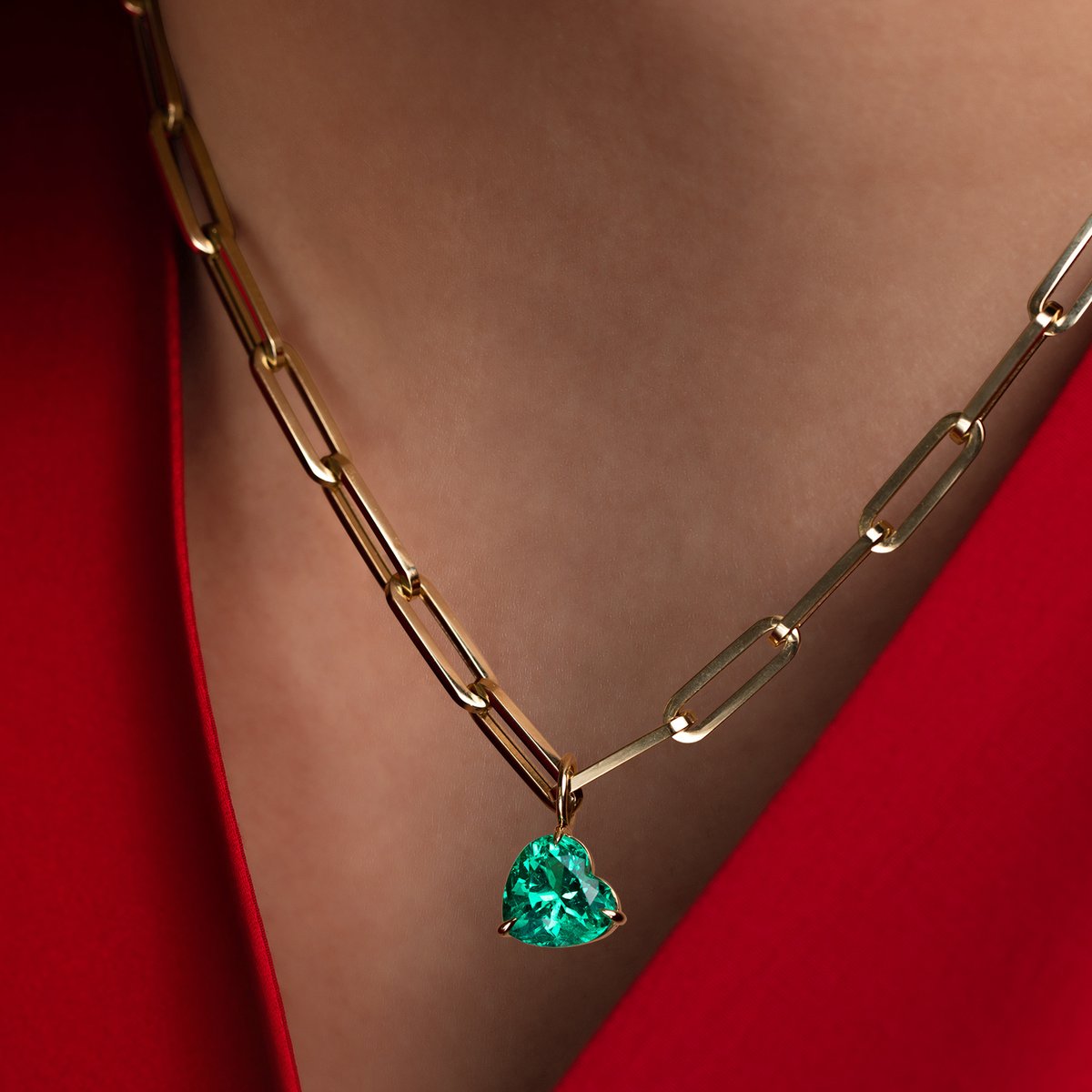 My kryptonite is one of a kind gems.
.
GIA Certified 4.54ct Columbian Emerald Heart on 18k yellow gold Paperclip Chain
.
#paperclipchain #emeraldnecklace #customjewelrydesign #houstonjewelrydesigner #womanowned #ilasodhani