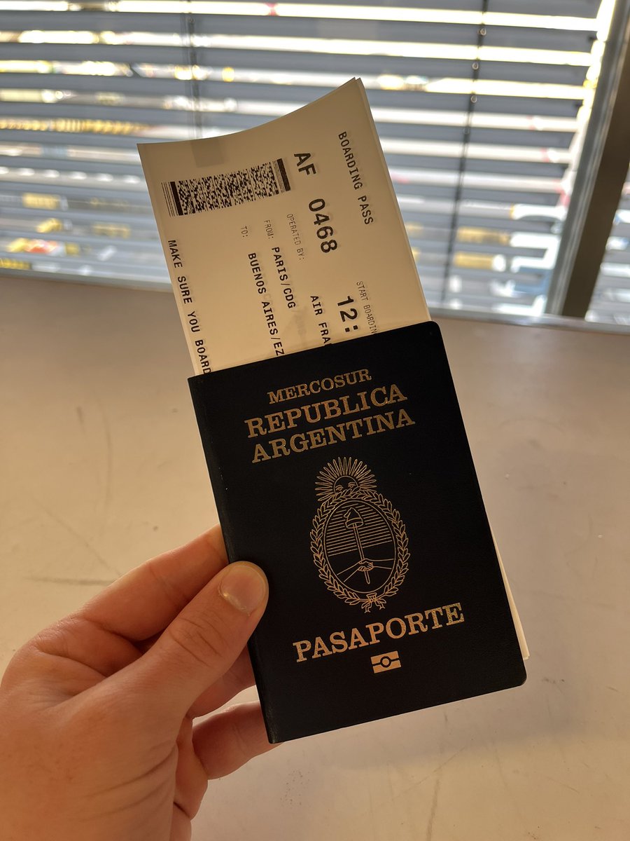 Redolfi_JM's tweet photo. Me voy. Me cansé de que no alcance, de que todos los días sea más difícil. La única entrada está en Ezeiza. Los invito a hacer lo mismo, inmigren sin miedo, hay una vida mejor adentro. Les dejo mi última foto en este continente. Chau Europa 🇪🇺, hola Argentina 🇦🇷. https://t.co/zMI4RbVbM1