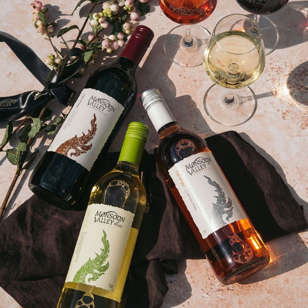 MonsoonValleyUK's tweet photo. #Win 3 bottles of fine #MonsoonValley wine! Just like this post, follow
@MonsoonValleyUK and tag a friend in the comments to enter! #competition ⁣⁣⁣⁣⁣
⁣⁣⁣⁣⁣⁣Closes 31st July⁣⁣⁣

#wine #winelover #winetasting #redwine #foodandwine #wine… https://t.co/DYBlqiOZVj https://t.co/BoYK6UbrKy