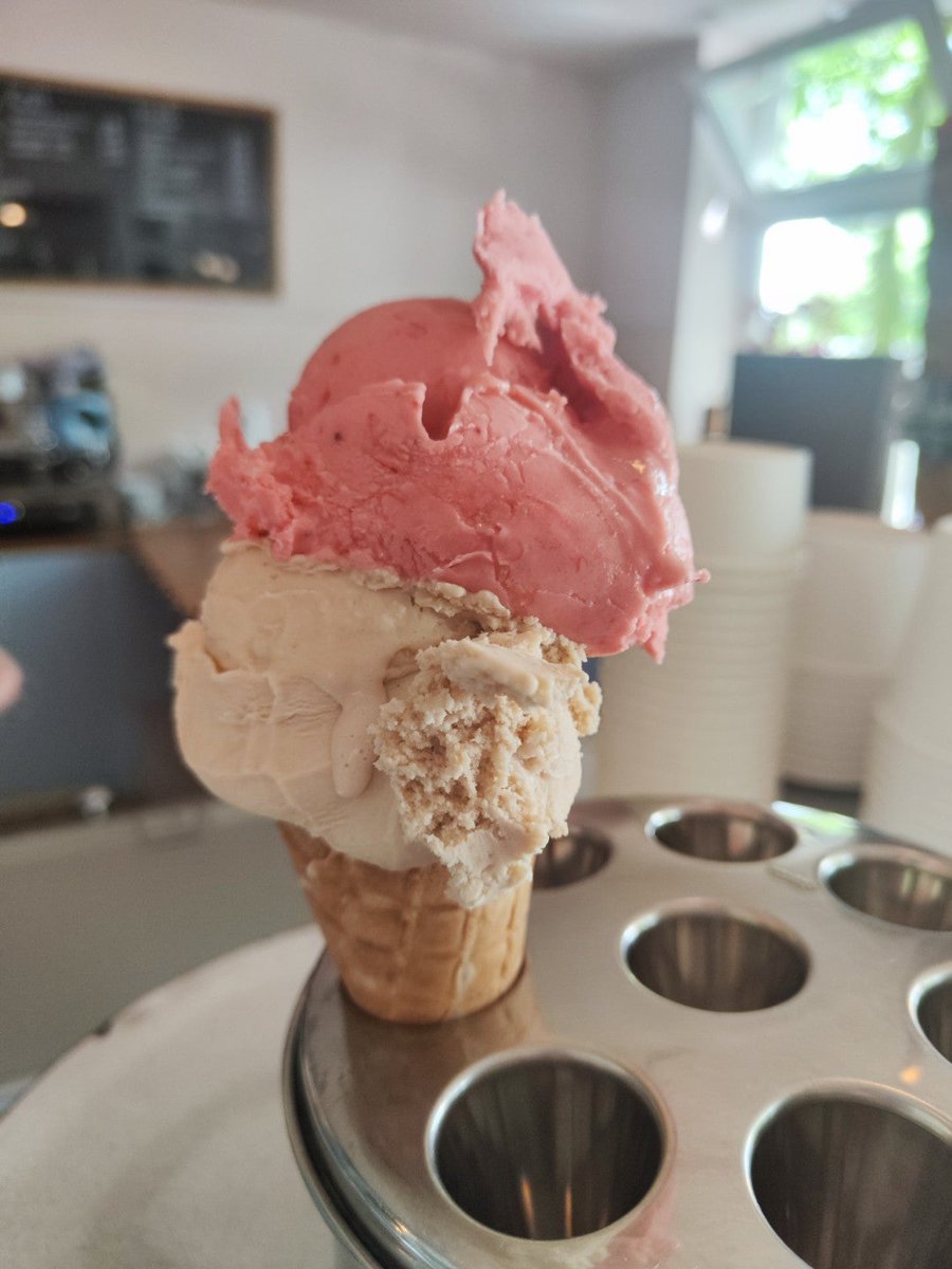 volkermampft's tweet photo. Lecker Eis #eatice (@ Joschi in Hamburg) https://t.co/fZIzWy5RnH https://t.co/UqD6rR04jY