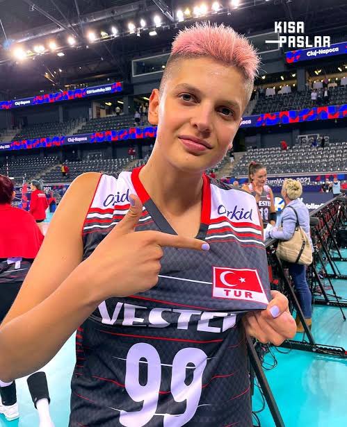 Milli takım için elinden geleni yaptı.
Bazıları gibi pirim pazarlığı yapmadı.
Kız çocuklarını voleybol'a, spora kazandırmak için çalışmalar yaptı.
Sayısız öğrenciye yardım etti.
Şanlı Türk bayrağını dalgalandıran şampiyonluğa inanılmaz katkıda bulundu.
Şampiyonluğu kutlarken Gazi