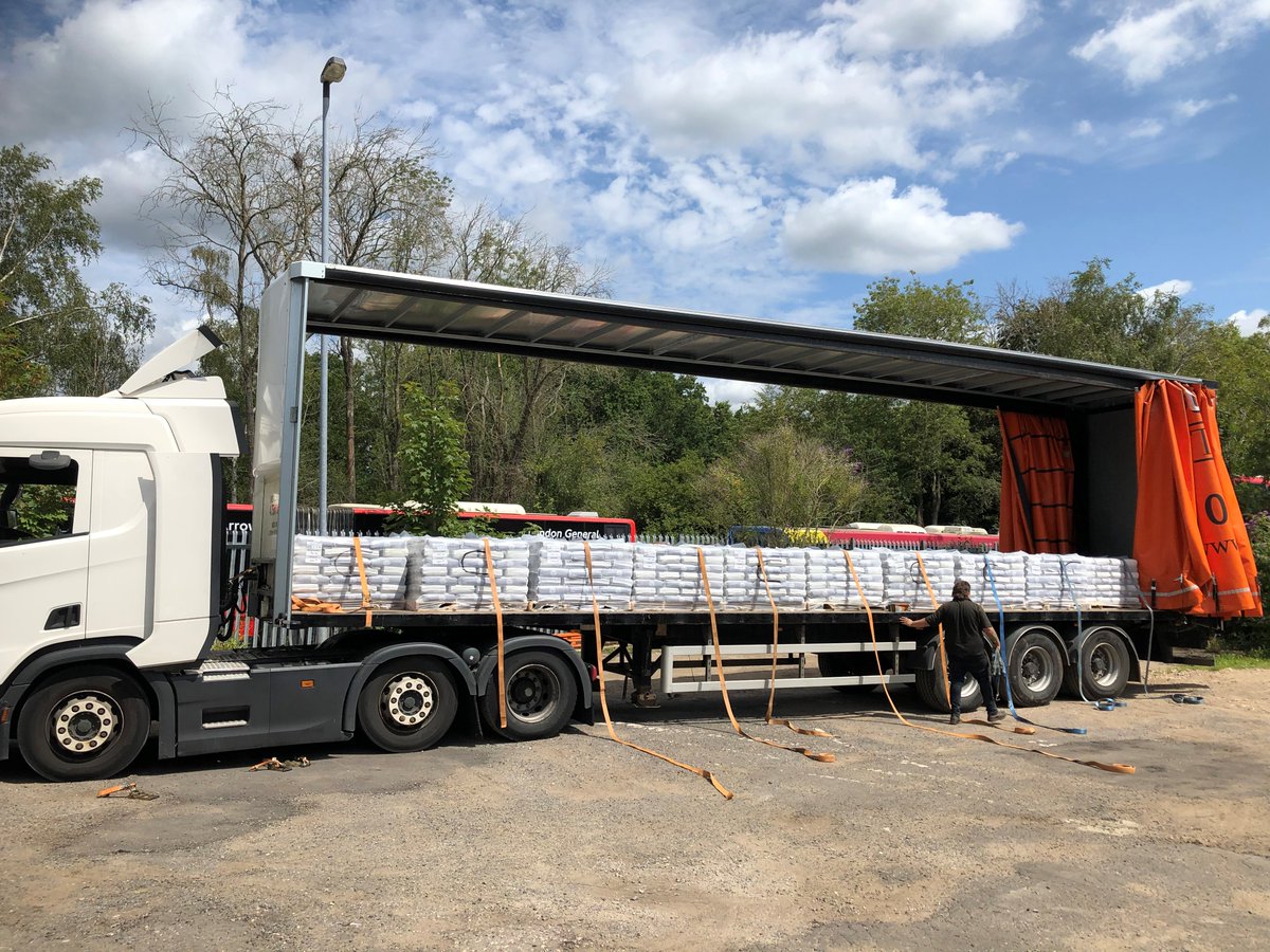 UK_Quickshift's tweet photo. More expert loading and strapping going on in the Quickshift yard today - your freight is always in safe hands with us #tangerinefreightmachine#courierservices#deliveries#quickshiftuk https://t.co/QlXESqUeyB