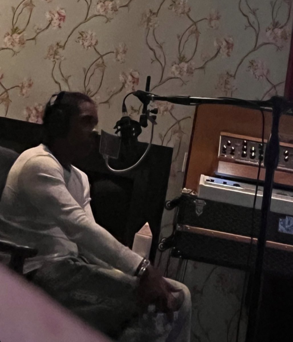 PesoPlumaData's tweet image. Peso Pluma y A$AP Rocky estuvieron juntos en un estudio de grabación.👀🔥