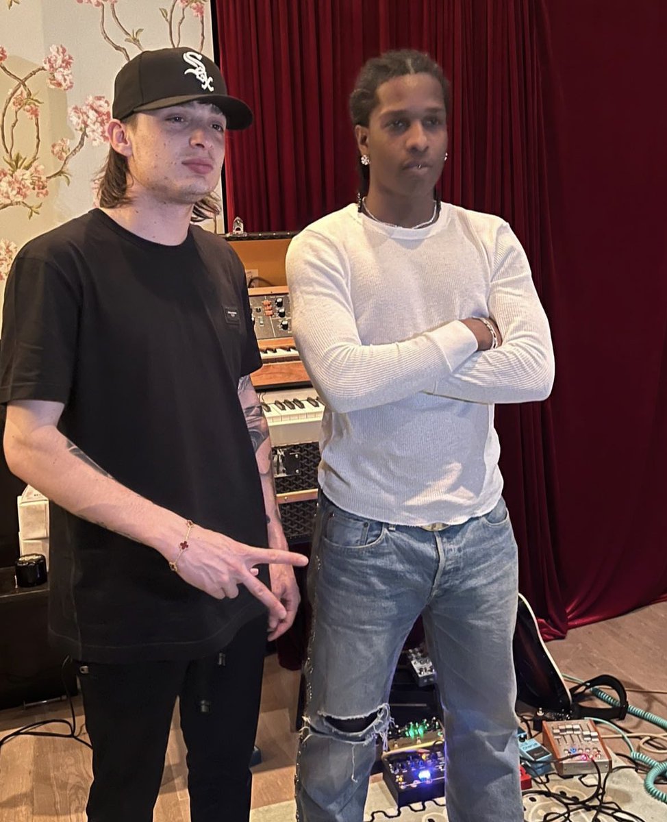PesoPlumaData's tweet image. Peso Pluma y A$AP Rocky estuvieron juntos en un estudio de grabación.👀🔥