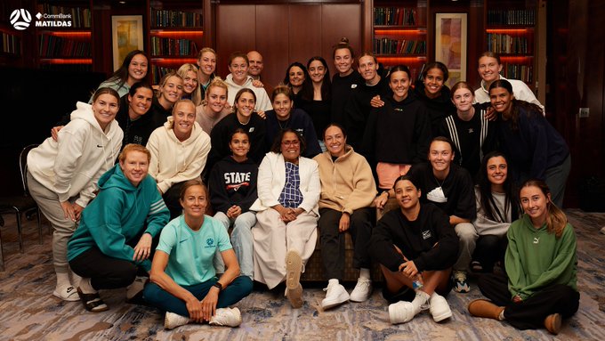 Cathy Freeman poses with the team. (Photo: Rachel Bach/By The White Line)