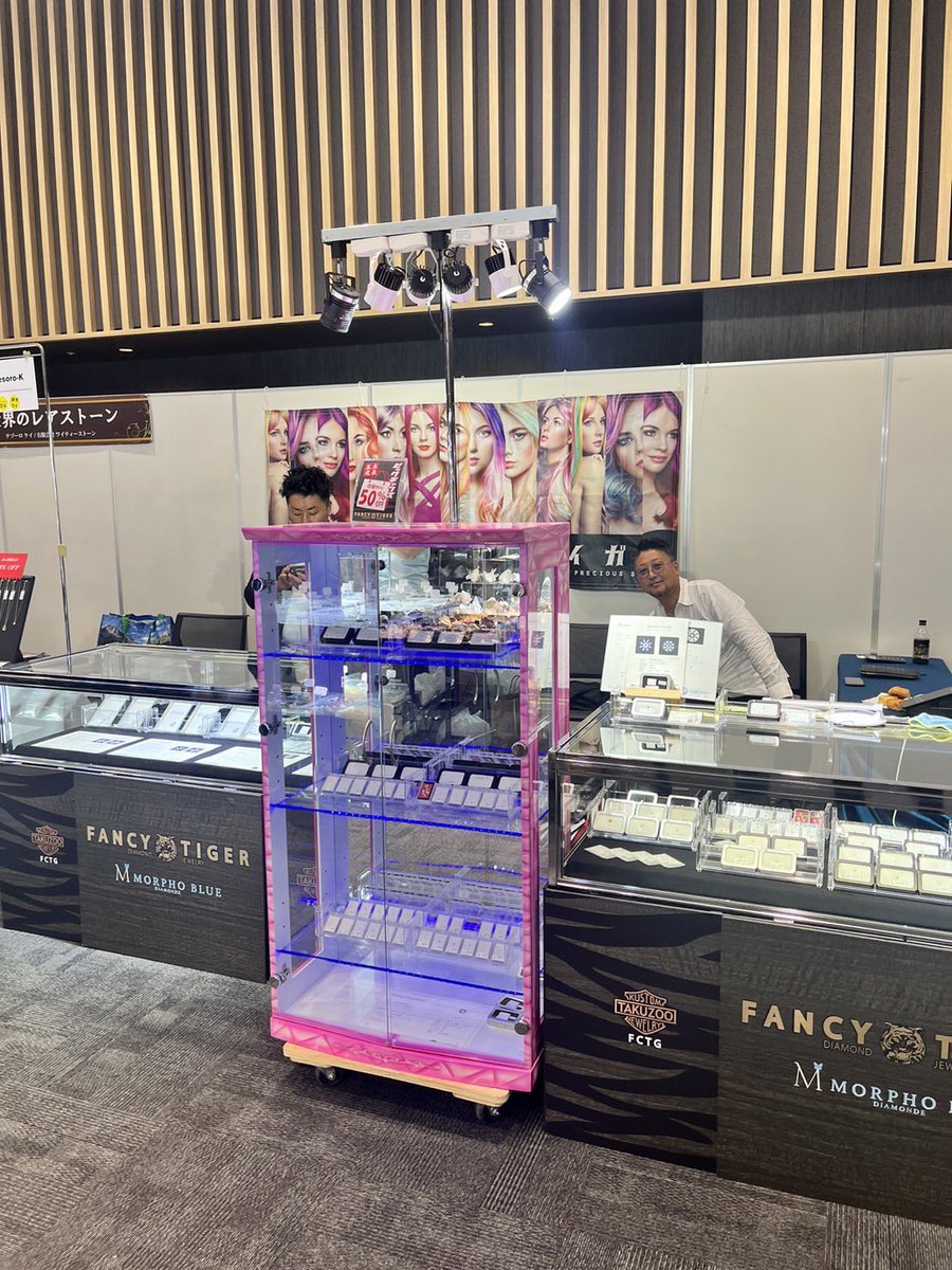 FancyTigerBlack's tweet photo. 遅くなりましたが、武蔵小杉ミネラルマルシェではたくさんの方がお店に来て頂き、本当にありがとうございました！
次は池袋ジュエリーマルシェに明日搬入の為出発致します！
今回も目玉の商品をたくさん持っていくので、皆さんお越しください✨
#FancyTigerBlack
#池袋ジュエリーマルシェ https://t.co/DpiMlSzsGt