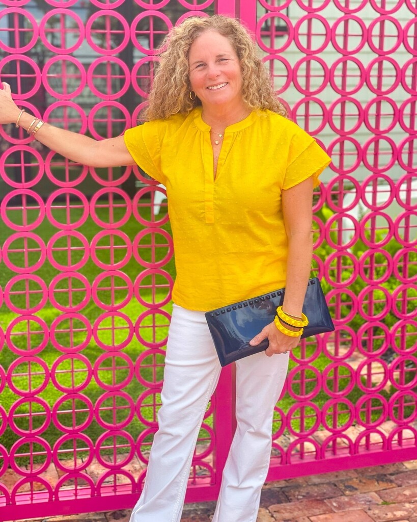 🎶 Cover me in sunshine,  Shower me with good times 🎶⁠
⁠
⁠
#neverknowinglyunderdressed #welovecolor #PiNK #summer #outfitsthatmakemehappy #thegrovewp #whitejeans #yellow #behindthepinkgates #shoplocal #aroundorlando #summerneverends #womenwhodo #c… instagr.am/p/Cu1hUryNuMS/