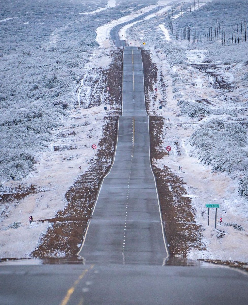 turisargentina's tweet image. Vía @MalargueTurismo 
Caminos nevados que invitan a rutear ❄️🙌🏼

📷 Ph. Diego Costantini

📍 En algún lugar pasando por Malargüe (Mendoza) de la increíble #Ruta40 

#Malargüe #Mendoza
#malargüeturismo #teammendoza #nieveargentina #Patagonia #rutas