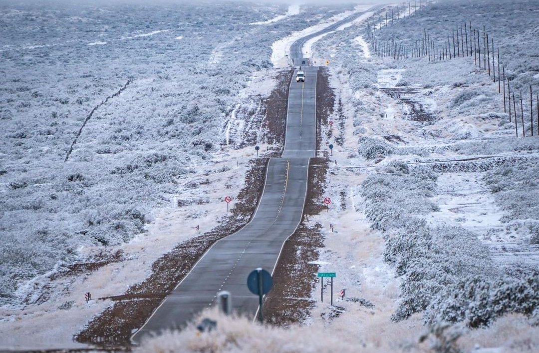 turisargentina's tweet image. Vía @MalargueTurismo 
Caminos nevados que invitan a rutear ❄️🙌🏼

📷 Ph. Diego Costantini

📍 En algún lugar pasando por Malargüe (Mendoza) de la increíble #Ruta40 

#Malargüe #Mendoza
#malargüeturismo #teammendoza #nieveargentina #Patagonia #rutas