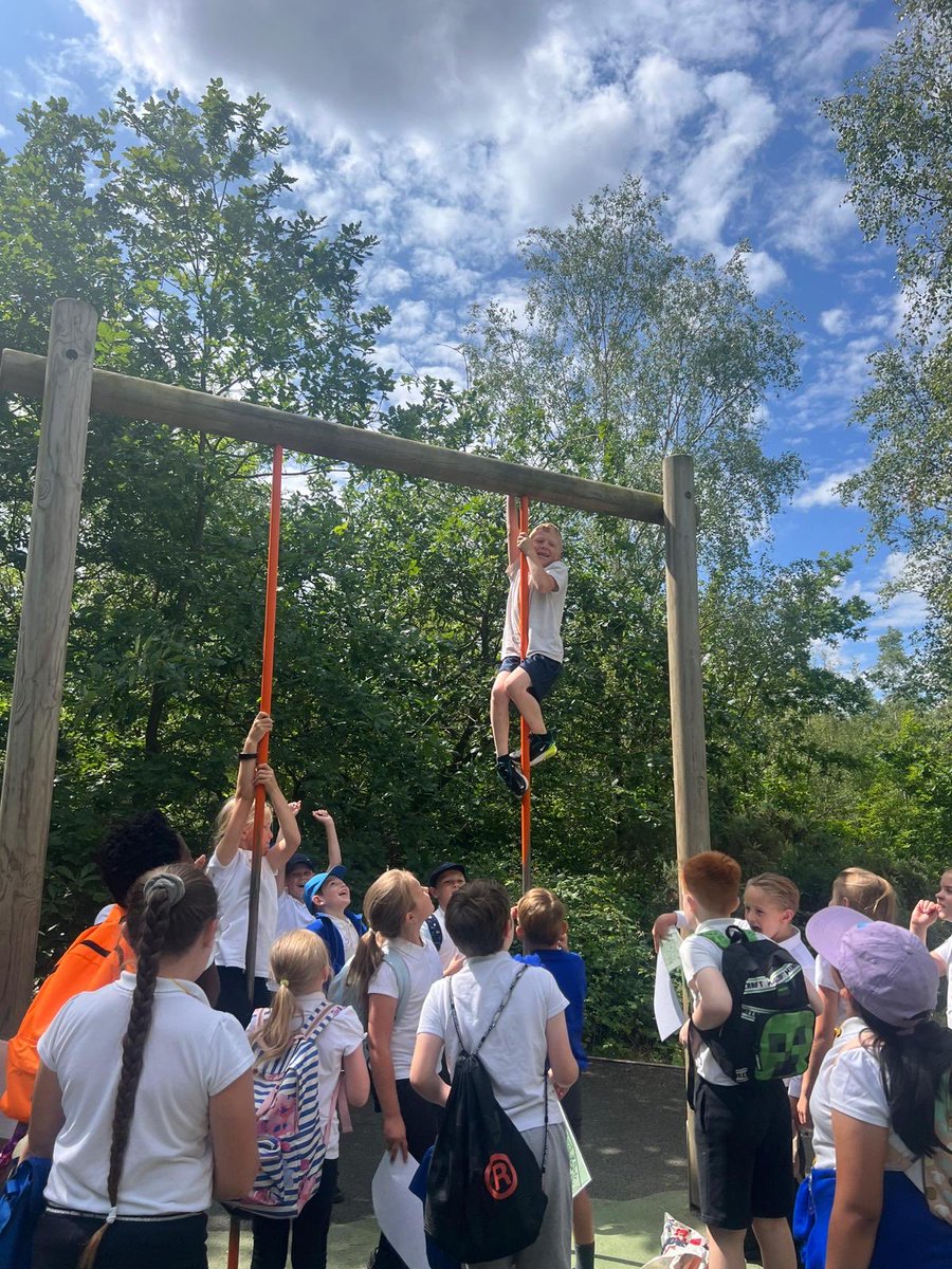 NewingtonCEP's tweet photo. Year 4 have had a wonderful morning using their map skills at Shorne Country Park! They used their map reading skills, their compasses and the route markings for directions! They had to complete active risk assessments to keep themselves safe! #geographyinaction #mapskills https://t.co/ahFEzPiFJH