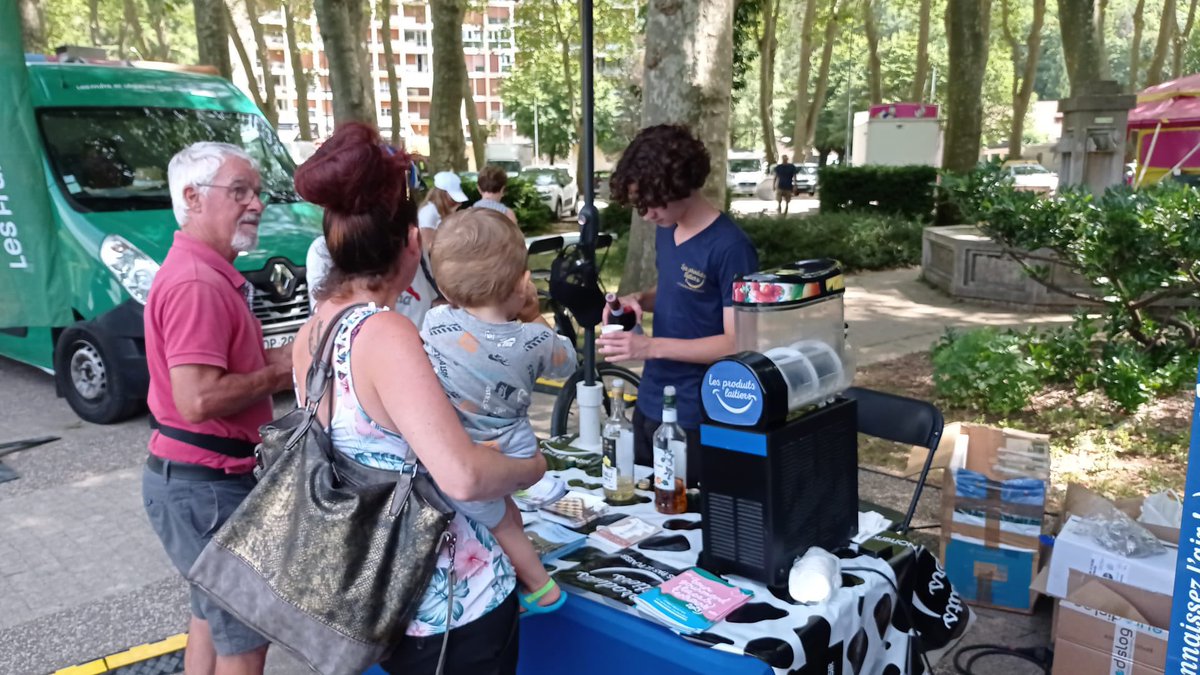 CrielAMC's tweet photo. [#TourGourmandLacsTerroirs] RV au #LacDeNantua dans l’Ain, jusqu'à 19h à l'Esplanade du Lac pour découvrir les produits laitiers à l’honneur  : 
🧀le #BleuDeGex AOP
🍦crème et beurre de Bresse AOP
🥛déguster un verre de #lait bien frais, https://t.co/lETnHPgqwT