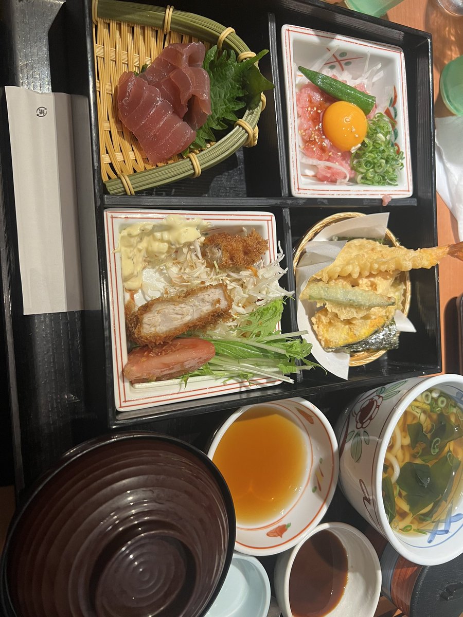 人生初のボーナス👏お世話になっている彼の家族に夜ご飯をご馳走🥣
思い出に写真を撮るのを忘れトンカツを一口食べてしまったお写真。📷
調子に乗りお酒も多めに🥃
お金の使い道はどうしよう‼️😁ブランドの鞄でも買おうかな‼️😁
彼氏からのストップが入りました❌🙅‍♂️
貯金💰貯金💰返済💰