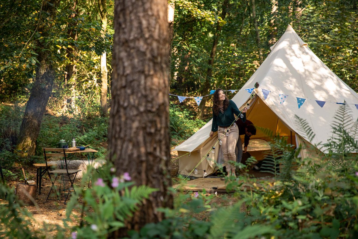 Beth am wyliau gwersylla yn Ne Cymru - yn y bryniau, ar yr arfordir neu ar lan afon - mae llwyth o safleoedd a digon o bethau i'w gwneud gerllaw.

Dyma rai syniadau.

southernwales.com/.../camping-an…