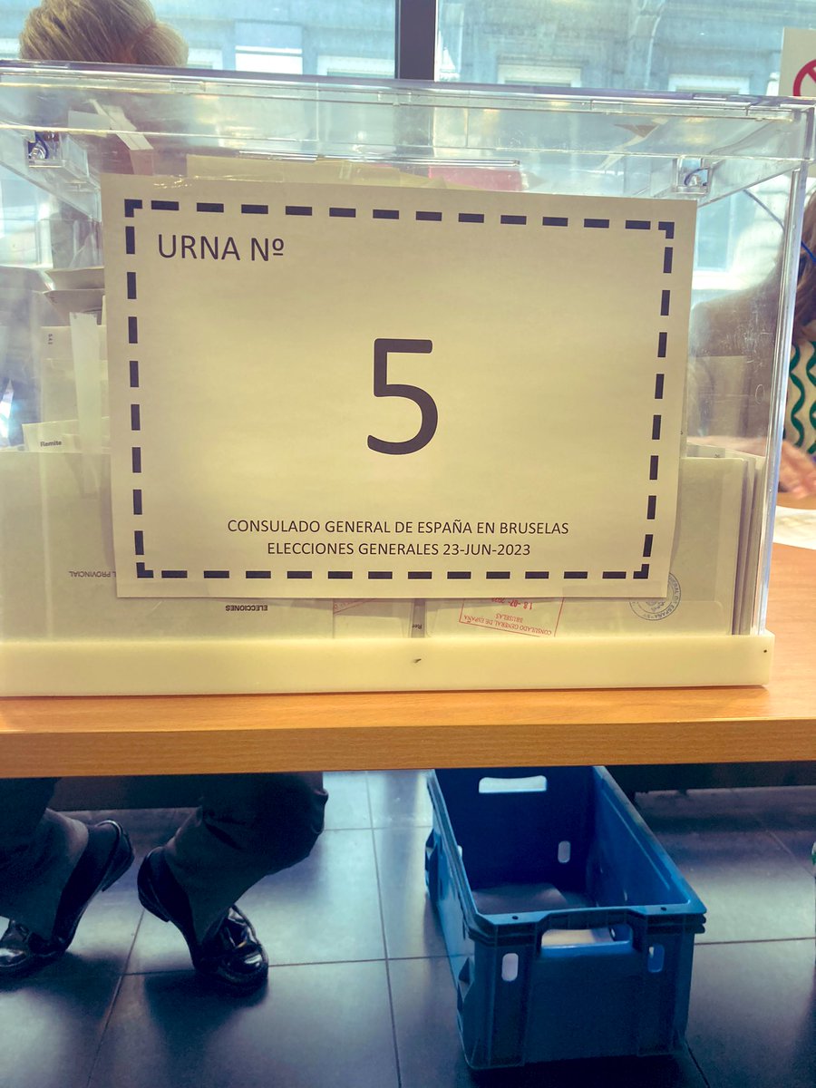 Spaniards are so scared to get it wrong that we are given extra instructions at every corner lol

Glad to see so many people coming to the Spanish consulate in Brussels to vote 🤘

Fingers crossed for Sunday...please please let's not regress 🙏🙏
#23J