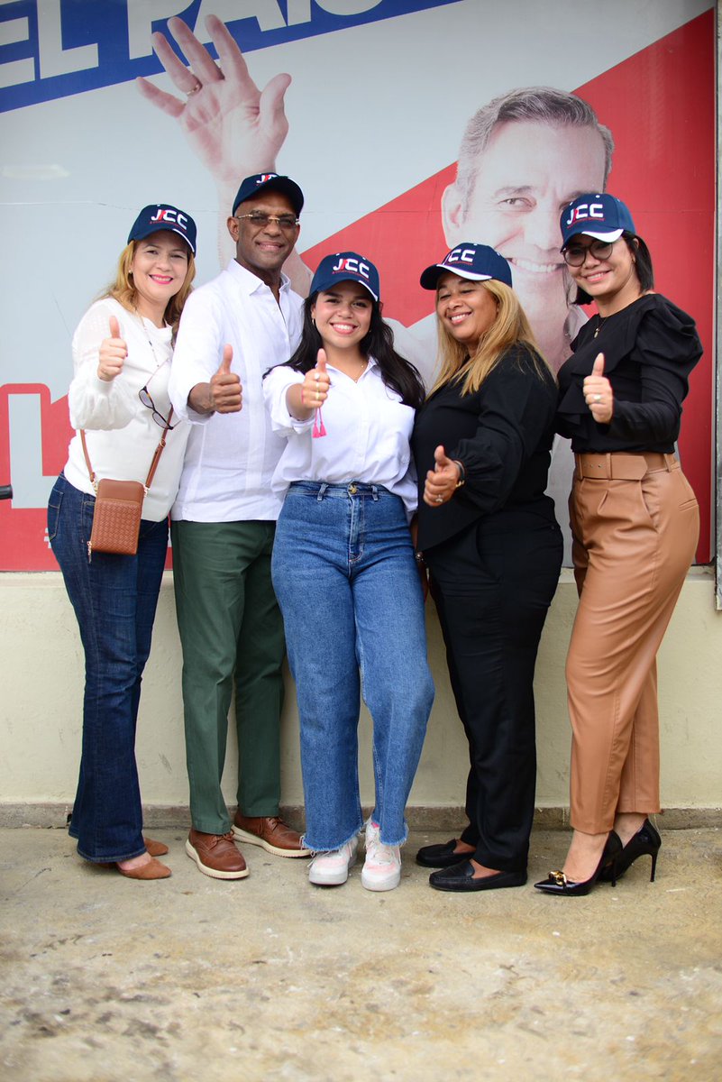 JUVENTUD EL CAMBIO CONTINÚA.  Que gratificante poder compartir con un grupo de jóvenes tan talentosos y enfocados en la realidad social, política y económica que vive la RD. Están haciendo un excelente aporte a los cambios que ameritan los tiempos, especialmente en la Altagracia.