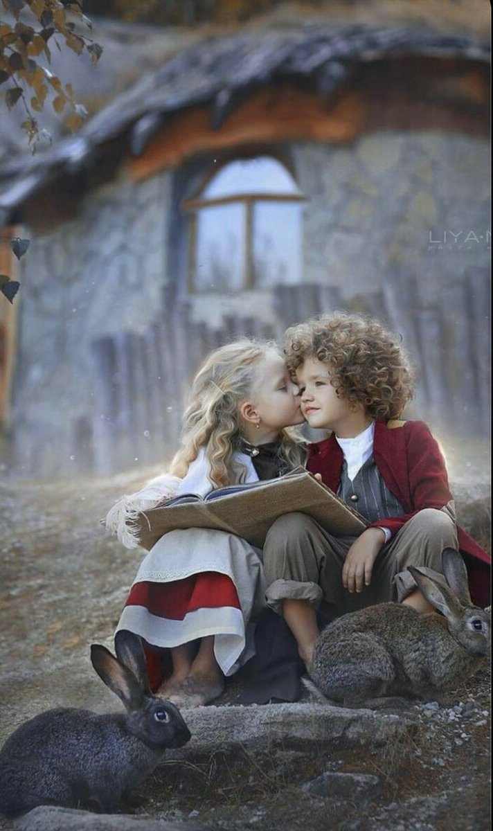 "Uvek otkini bar komadić sebe i daruj ga drugom... ne žali  i ne očekuj ništa zauzvrat.
Neka ti nagrada bude osmeh i radost onoga kome si darovao taj mali časak svoga vremena".