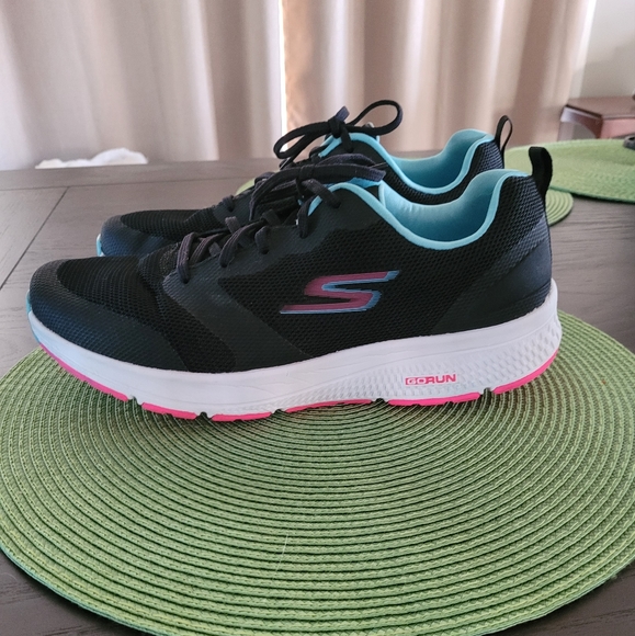 So good I had to share! Check out all the items I'm loving on <a href="/Poshmarkapp/">Poshmark</a> #poshmark #fashion #style #shopmycloset #skechers: posh.mk/wubL5o96wBb