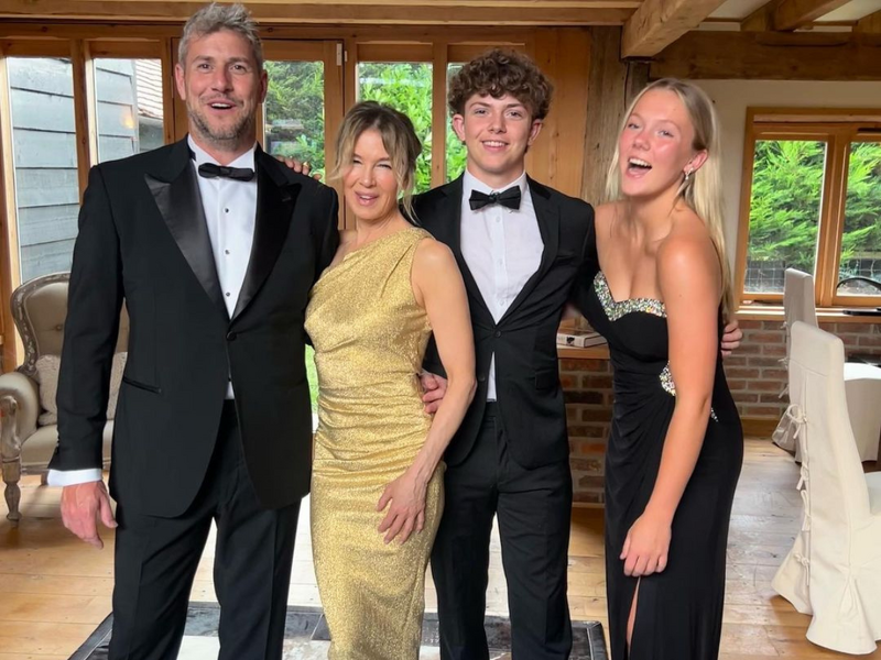todayentertainn's tweet photo. Ant Anstead has shared the first photo of his girlfriend, Renée Zellweger, with his two eldest children, Amelie and Archie. The photo was taken at the Goodwood Festival of Speed Gala in England, where the foursome looked dapper and elegant. #antandstead

https://t.co/s1dtmDsM2Z https://t.co/hbFe5kLLoZ