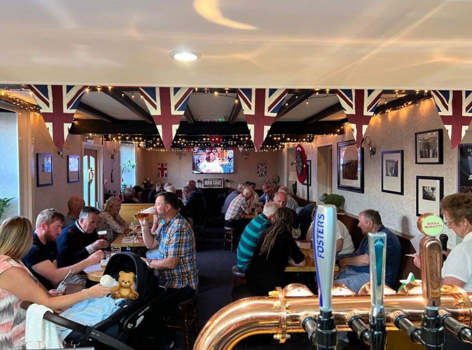 TheBBDirectory's tweet image. 🌟 The Shoulder at Hardstoft is a charming 300-year-old coach house perfect for a relaxing getaway.
Planning a celebration? The function room is ideal for corporate events or social gatherings.
thebandbdirectory.co.uk/13717 
#Accommodation #FunctionRoom #Chesterfield #Derbyshire