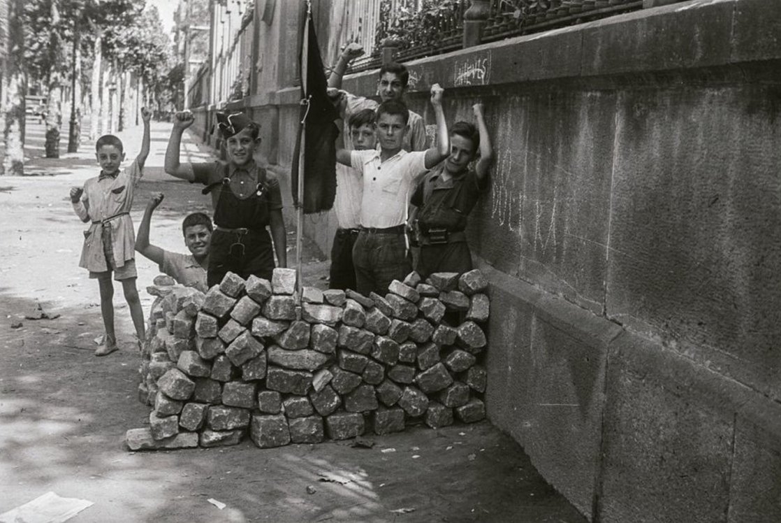 La Guerra Civil a Barcelona, en un #FIL de fotografies impactants d'Antoni Campaña.

🧵 👇