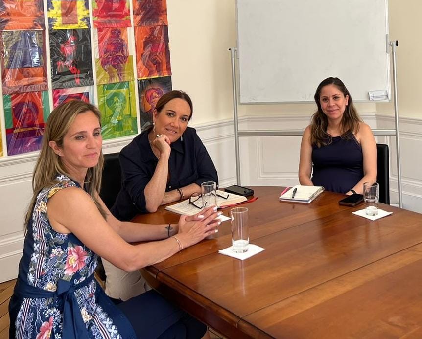 filartigacyn's tweet photo. Honrados con la visita de @LarissaSchaerer del @copparaguay, quien participó del Seminario de Jefes de Misión para los Juegos Olímpicos 2024 #Paris2024. @EmbaParFrancia dispuesta a colaborar. https://t.co/ptxuJQat4c