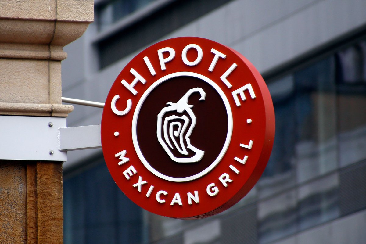 AbdullahMashat's tweet photo. مطاعم Chipotle قادمة للشرق الاوسط

وقعت شركة Chipotle الامريكية اول عقد فرنشايز في تاريخها مع شركة الشايع الكويتية

الشركة المتخصصة في المطاعم المكسيكية لديها اكثر من 3,200 فرع حول العالم وتبلغ قيمتها السوقية ~59 مليار دولار

الشايع سوف تفتتح اول فرعين في الكويت ودبي في عام 2024 https://t.co/YdvOT4XaEp