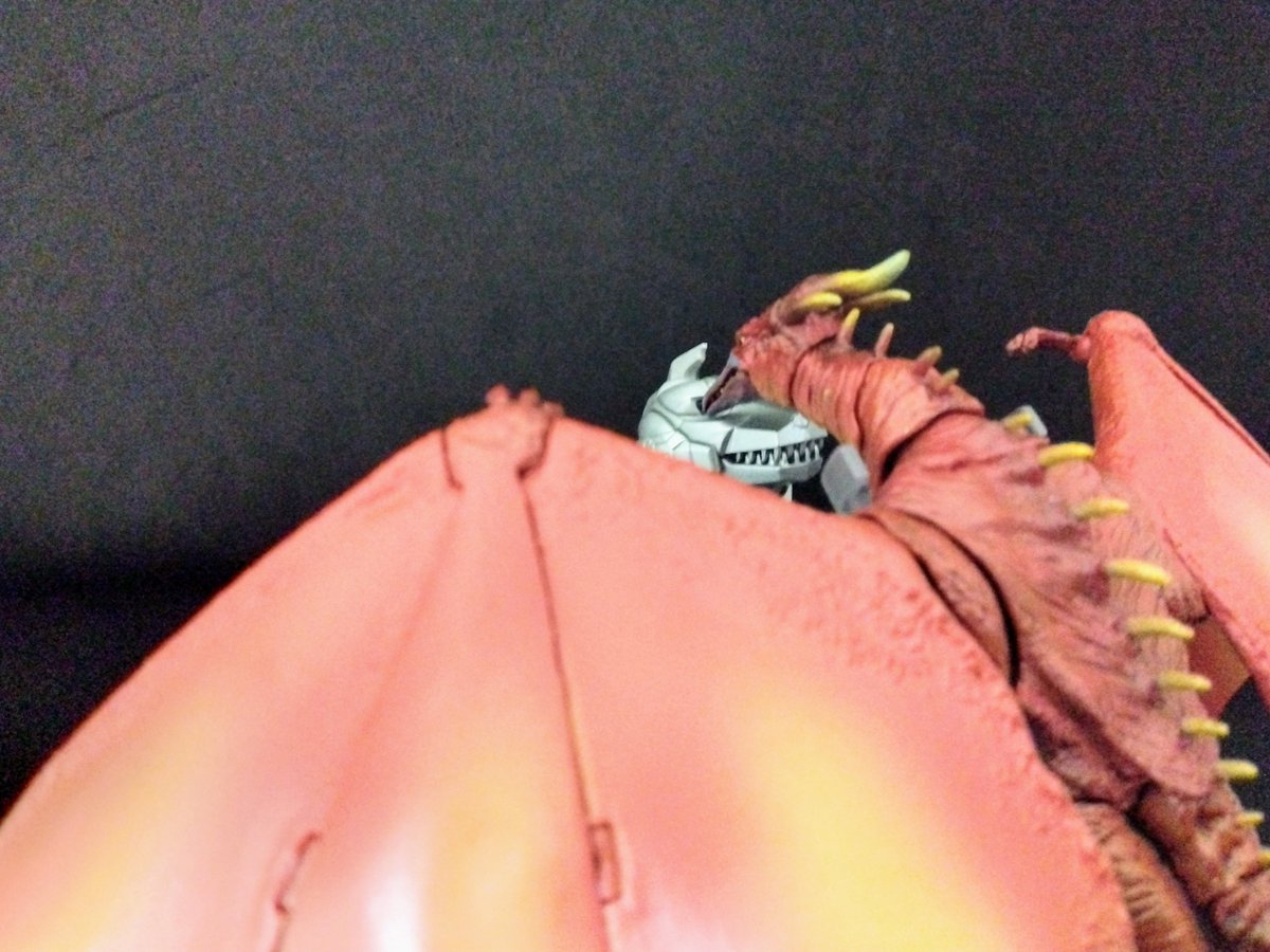 Genbu108's tweet photo. #夜のフィギュア撮影会
7/18
お題『変化』

ゴジラの放射熱線を全身に浴びファイヤーラドンに変化したラドン。ラドンだった頃の衝撃波攻撃に加えゴジラの放射熱線に匹敵する威力の熱線を吐くようになり、頑丈な嘴は国連G対策センター製メカゴジラの右目を容易く破壊する。#FireRodan
#SHMonsterArts https://t.co/CWSBgveYJK
