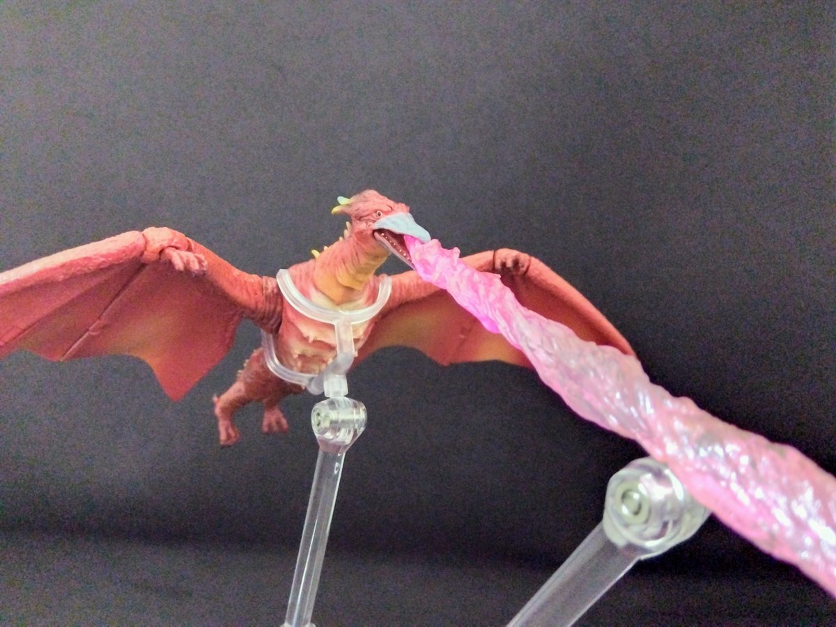 Genbu108's tweet photo. #夜のフィギュア撮影会
7/18
お題『変化』

ゴジラの放射熱線を全身に浴びファイヤーラドンに変化したラドン。ラドンだった頃の衝撃波攻撃に加えゴジラの放射熱線に匹敵する威力の熱線を吐くようになり、頑丈な嘴は国連G対策センター製メカゴジラの右目を容易く破壊する。#FireRodan
#SHMonsterArts https://t.co/CWSBgveYJK