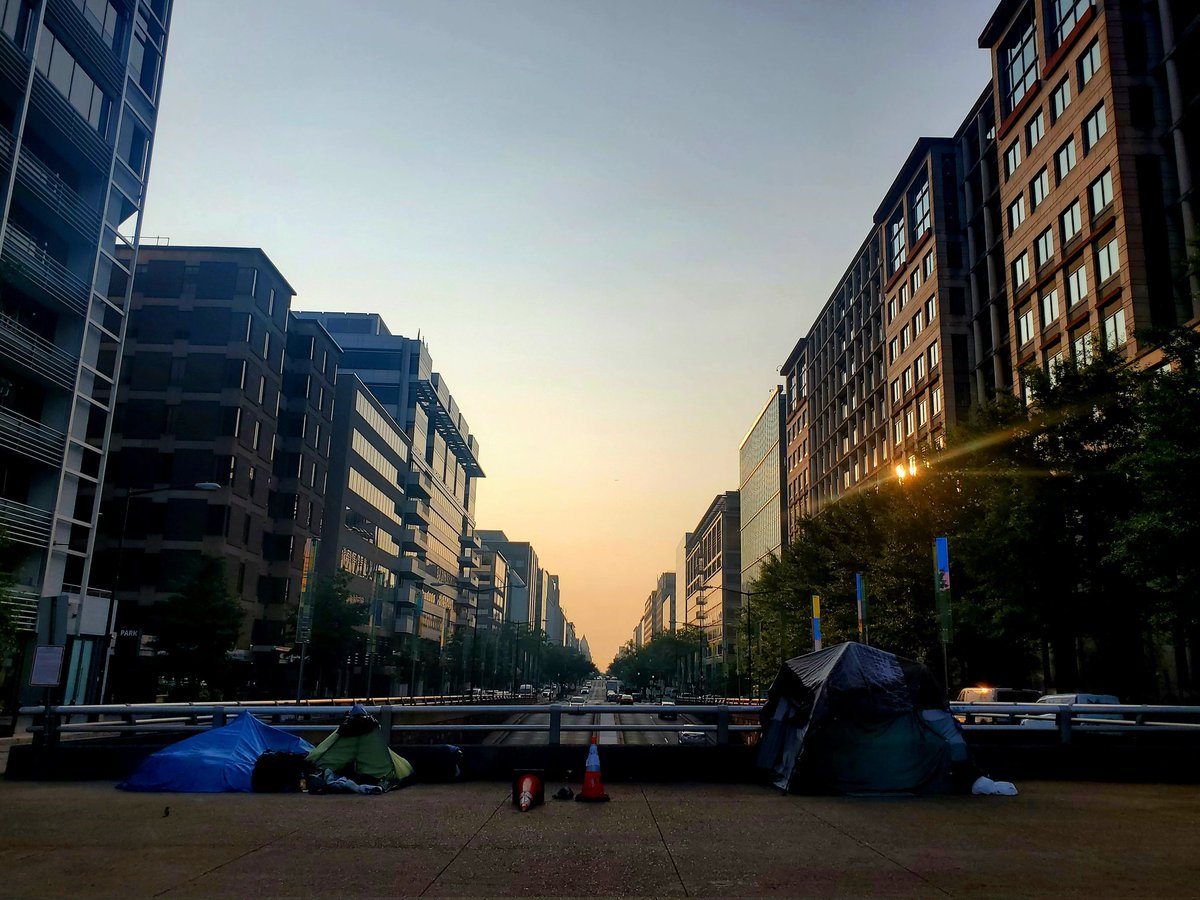 Calm before the morning chaos along #KStreet in #DowntownDC 🌅