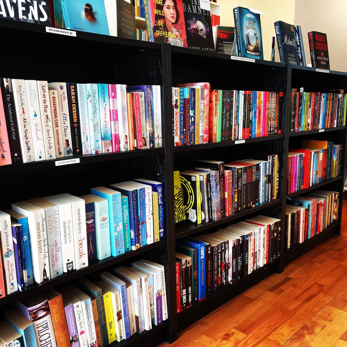 The shop is expanding! 🥳 Well, we've got two new shelves and rearranged a bit :) from now on you can find Young Adult fiction next to our Romance section in the fiction room. What do you think about the new layout?💕