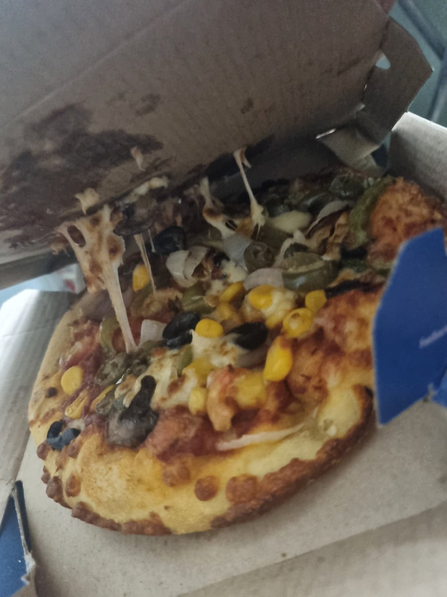 itsmegeetesh's tweet photo. Today I have ordered domino's pizza and it was delivered in 1 hour and not 30 minutes ... the delivery guy was not to blame bcz the chain had assigned him 3 orders at a time all the pizzas were cold and the whole pizzas were crushed horrible experience... @dominos_india @dominos https://t.co/AzuQBMa0Eb