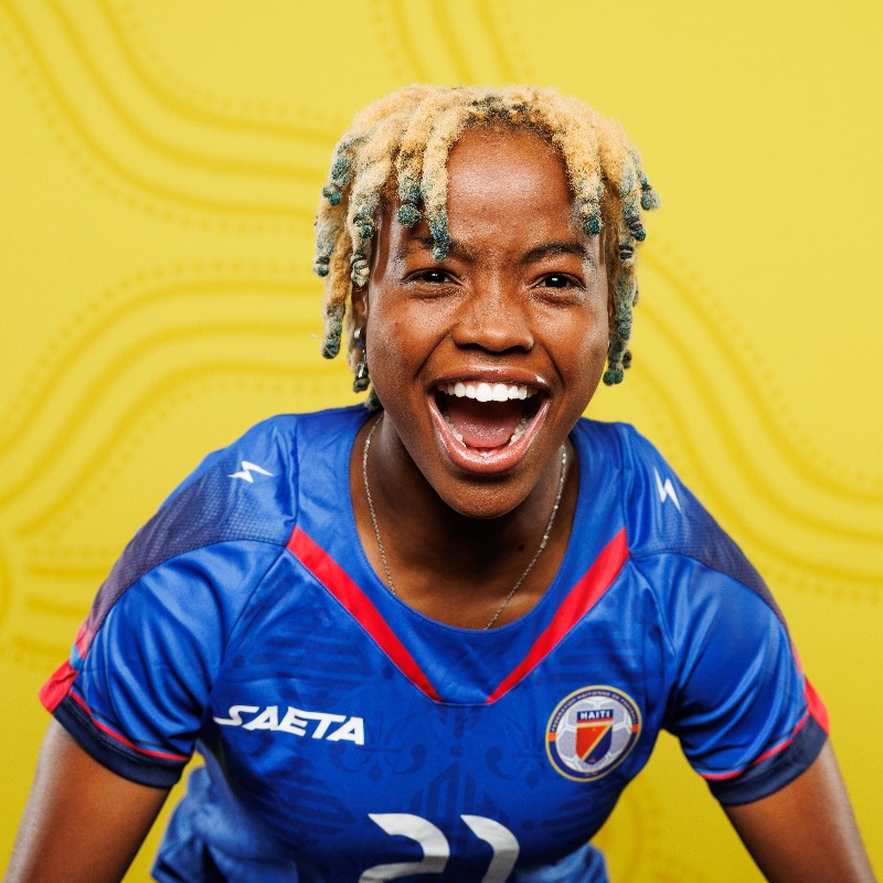 fifaworldcup_fr's tweet photo. 📸 Les Haïtiennes sont passées chez le photographe! 🇭🇹

@FHFHaiti | #FIFAWWC