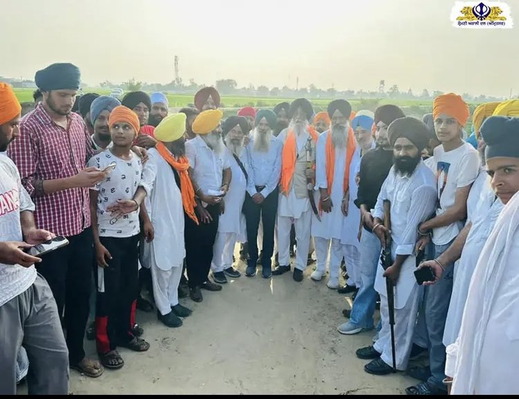 ਸਰਦਾਰ ਸਿਮਰਨਜੀਤ ਸਿੰਘ ਮਾਨ ਹਰੀਕੇ ਹੈਡਵਰਕਸ ਦੇ ਹੜ ਪ੍ਰਭਾਵਿਤ ਇਲਾਕਿਆਂ ਦੇ ਦੌਰੇ ਦੌਰਾਨ ਜਾਇਜ਼ਾ ਲਿਆ ਅਤੇ ਫਿਰ ਖੇਮਕਰਨ ਵਿੱਚ ਪੈਂਦੇ ਪਿੰਡ ਦੂਲ ਕੋਹਨਾ ਦਾ ਦੌਰਾ ਕੀਤਾ ਅਤੇ ਲਾਗਲੇ ਪਿੰਡ ਦੇ ਵਸਨੀਕਾਂ ਦੀਆਂ ਮੁਸ਼ਕਿਲਾਂ ਸੁਣੀਆਂ ਅਤੇ ਪਿੰਡ ਕਾਲੀਆ ਸਕੱਤਰਾ ਦਾ ਜਾਇਜ਼ਾ ਲਿਆ।
<a href="/SimranjitSADA/">Simranjit Singh Mann</a>