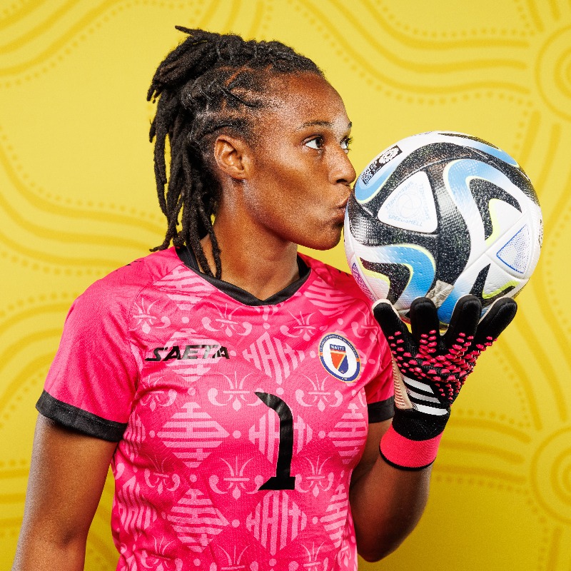 fifaworldcup_fr's tweet photo. 📸 Les Haïtiennes sont passées chez le photographe! 🇭🇹

@FHFHaiti | #FIFAWWC