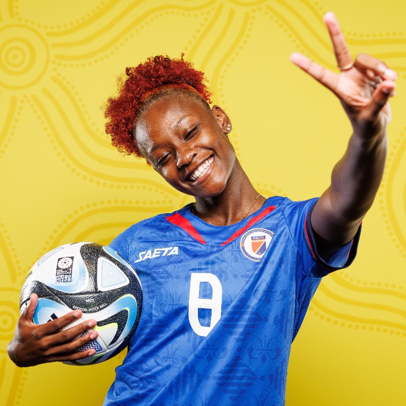 fifaworldcup_fr's tweet photo. 📸 Les Haïtiennes sont passées chez le photographe! 🇭🇹

@FHFHaiti | #FIFAWWC