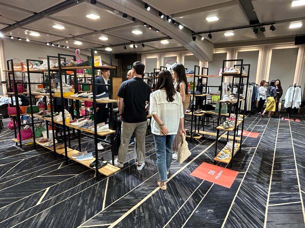 ITfootwear's tweet photo. Appuntamento, da oggi a giovedì 20 luglio 2023, con gli Italian Fashion Days in Korea presso la nuova location di Coex, centro espositivo del quartiere Gangnam a Seoul.
Protagoniste le collezioni P/E 24 di ben 53 marchi italiani che si presentano al promettente mercato coreano. https://t.co/59KJzosUgO