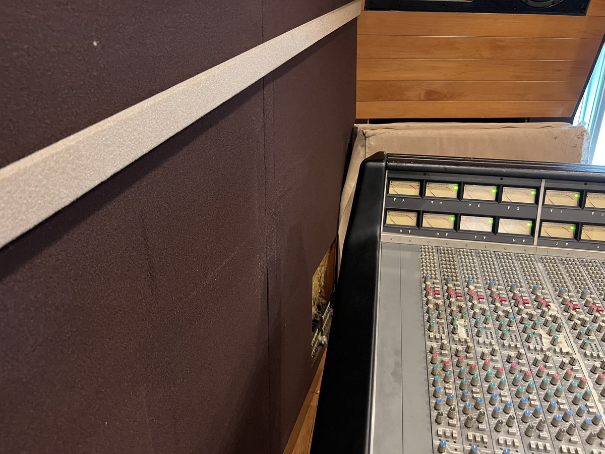 今日も良き録音でした。
やんごとなき理由で卓横が通れずモニターが乗せられなかった事を除けば。
