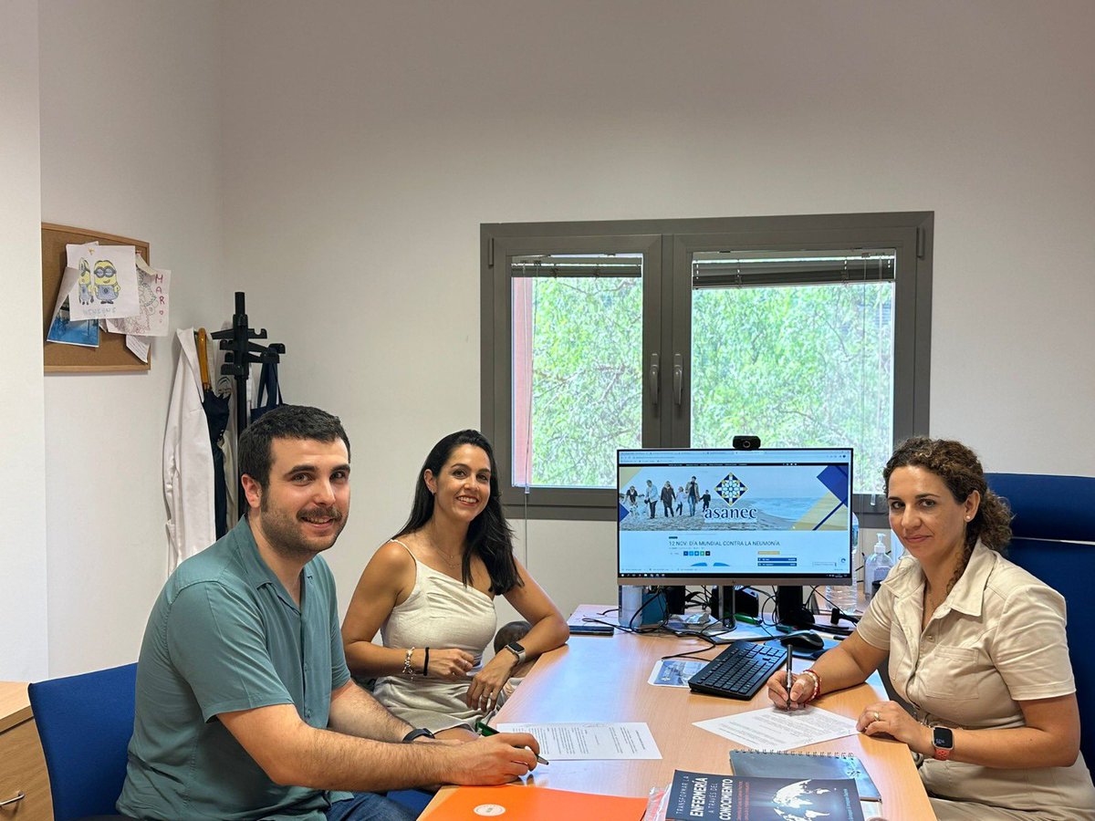 📌 Está mañana ha tenido lugar la firma de convenio <a href="/Asociacion_EIR/">Asociación EIR</a> y <a href="/asanec/">ASANEC</a> 
📝 En este acto han estado presentes <a href="/maruferos/">Mariló Ruiz-Fernández</a> presidenta de <a href="/asanec/">ASANEC</a> , <a href="/SBermudo/">Sara Bermudo</a> nuestra vocal de residentes y <a href="/nihlaski/">🇵🇸 Guille ۞</a> presidente de <a href="/Asociacion_EIR/">Asociación EIR</a> 🤝🏻