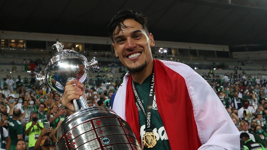 Palestra_News_'s tweet photo. 🚨| Gustavo Gomez ainda não respondeu a oferta do Al Nassr, o jogador gosta muito daqui e está pensando com a família.

O Palmeiras não negocia, apenas com pagamento integral da multa rescisória.

🗞 @reporterfragoso https://t.co/uZuKdkvnoL