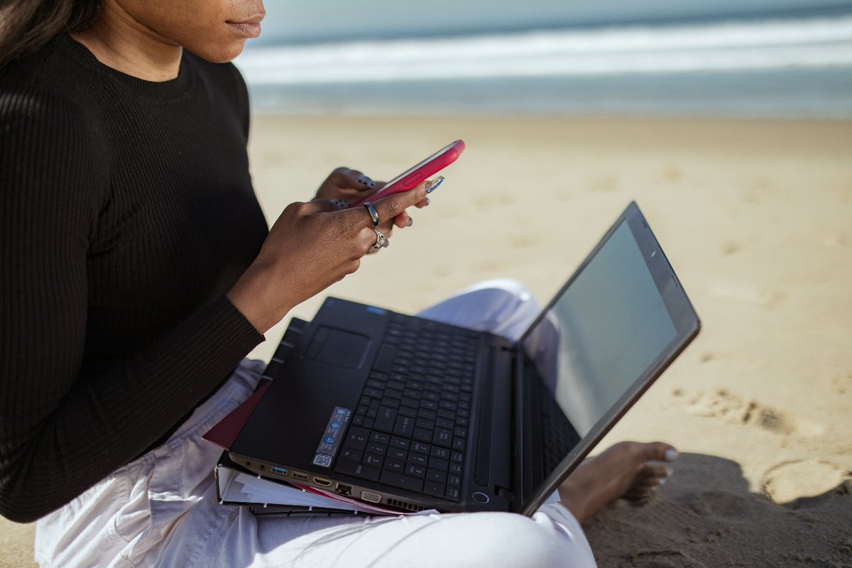 ZerolynxOficial's tweet photo. ☀️¡No bajes la guardia en verano! 🛡️Nadie está a salvo. Las principales #ciberamenazas ocurren durante las vacaciones, según la #OCU (@consumidores). Algunas de las principales causas son:
🔹#WiFi públicas.
🔹#CodigosQR.
🔹 #IngenieriaSocial.
🔹#FakeAds
https://t.co/kSsO7CZhxH https://t.co/i41kFVNfnI