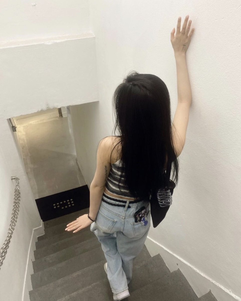 red_cherry0309's tweet photo. 수진이의 뒷모습 사진 컬렉션에 한 장 더✨ https://t.co/dFhJA4nsKQ