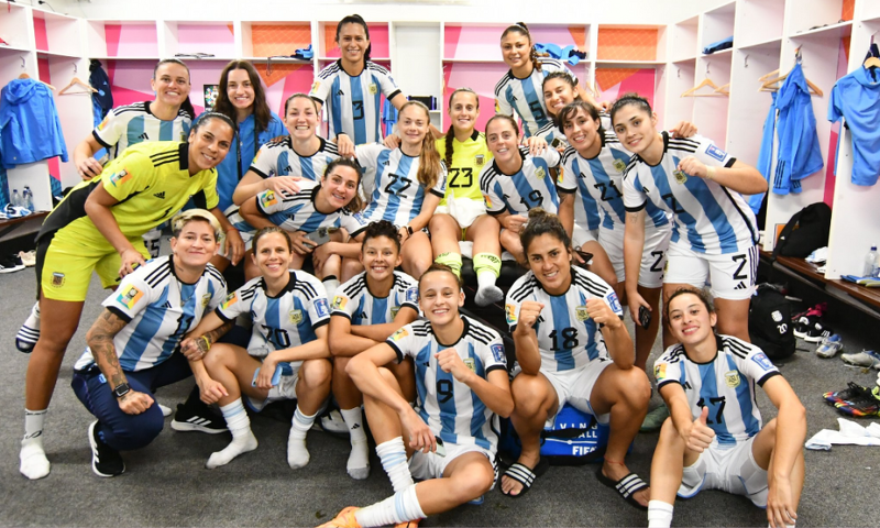 (Por Marina Butrón, enviada especial).- El seleccionado femenino argentino de fútbol está viajando en tres tandas a Auckland, Nueva Zelanda, donde el lunes próximo a las 3 hora argentina (18 hora local) tendrá su debut mundialista ante Italia.

infoprovincia.com.ar/parte-del-sele…