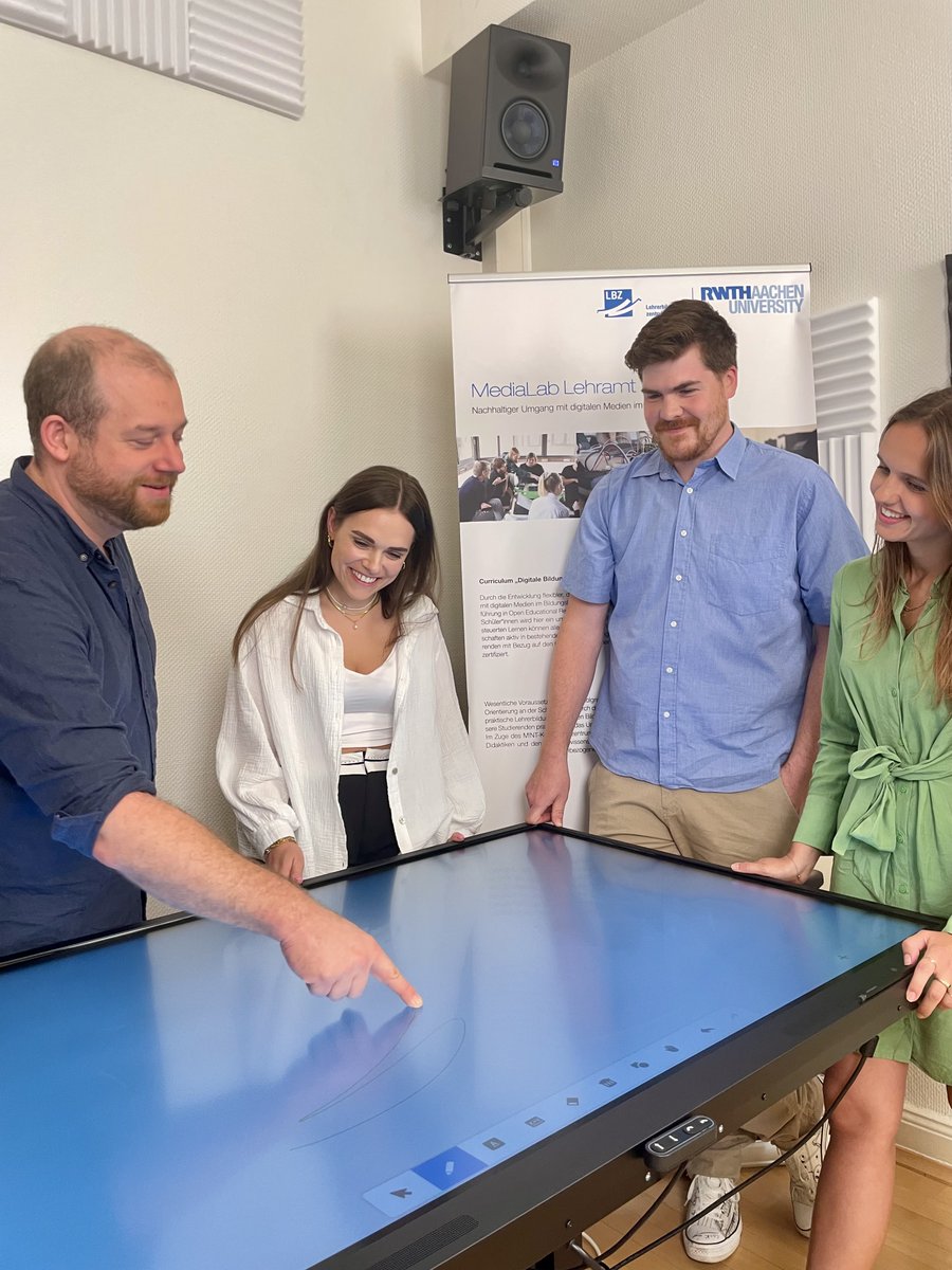 RWTH's tweet image. Von der Ausbildung bis zum aktiven Schuldienst:
Das neue Lernlabor für Lehramtsstudierende, das #MediaLab der #RWTH und Euregionale Medienzentrum qualifizieren jetzt Lehrkräfte beim Einsatz digitaler Medien.

➡️medienzentrum-aachen.de