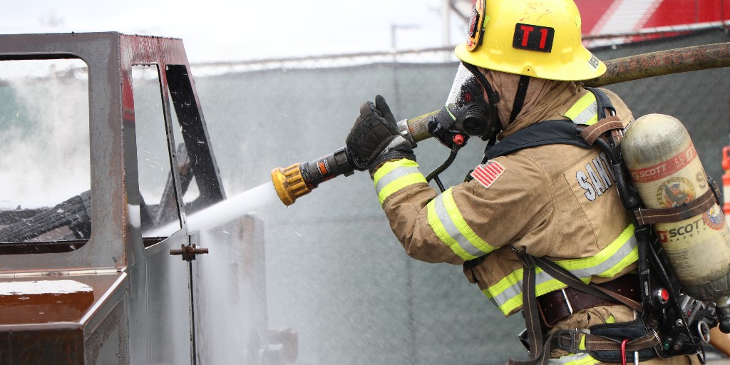 SantaMonicaFire's tweet photo. Don't miss your chance to become a Firefighter Recruit! #ApplyNow for a career that serves your community and makes a real difference. #Firefightingjobs #NowHiring #BecomingaFirefighter #BecomingaFF #Firefighter @BecomingaFF https://t.co/3vLIFYm1PZ