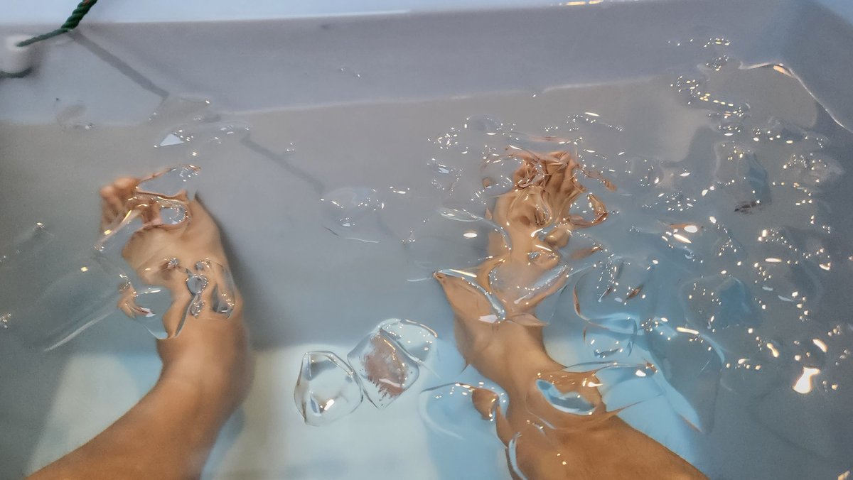 MJBank's tweet image. #DailyDip
วันนี้พลาด ดันไปเอาน้ำแข็งแพงๆสำหรับวิสกี้มาเทเติม โดนน้องๆดุเลย
เอิ้ก Sorry 😅
Back to ideal temo,
10 degrees Celsius for 12 mins.
#IceBathBrothers #IBB
#IceBath #WimHof 
#WimHofMethod 
#StressSuppression