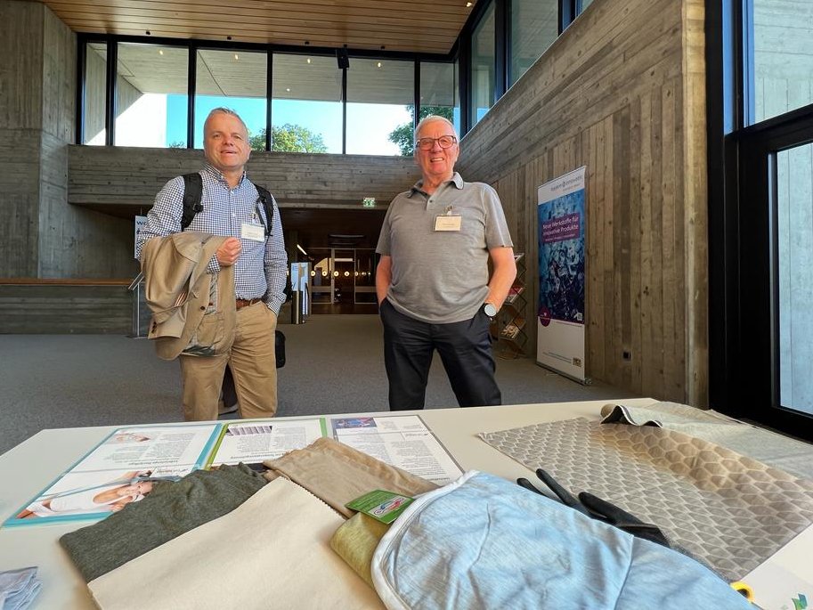 Temperaturregulierung, Hautpflege oder Schutz vor gefährlichen Keimen: Wie unsere #CellSolution®-#Funktionsfasern wirken und wie sie sich anfühlen - das erläutern und zeigen wir jetzt gerade beim Symposium „Textil Innovativ“ von @BayernInnovativ in #Augsburg.
<a href="/ZuseGem/">Zuse-Gemeinschaft</a> <a href="/FTVT_eV/">FTVT</a>