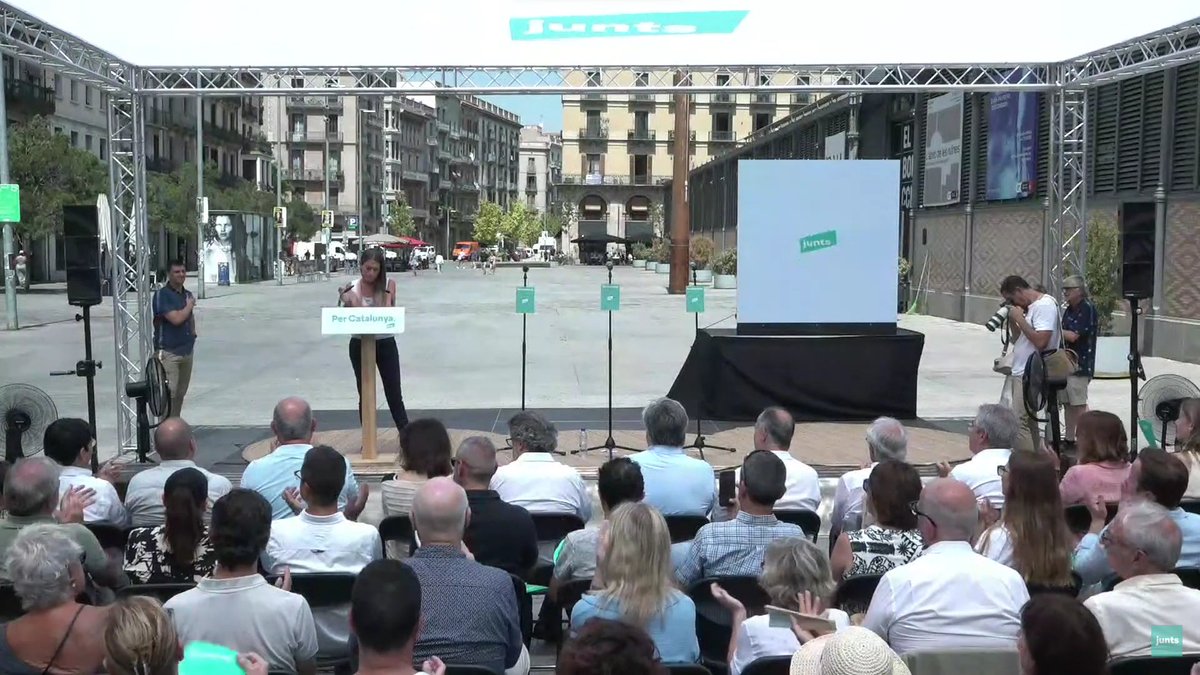 ERC ahir al Born vs Junts avui al Born.
Poble vs Twitter.
#DefensemCatalunya