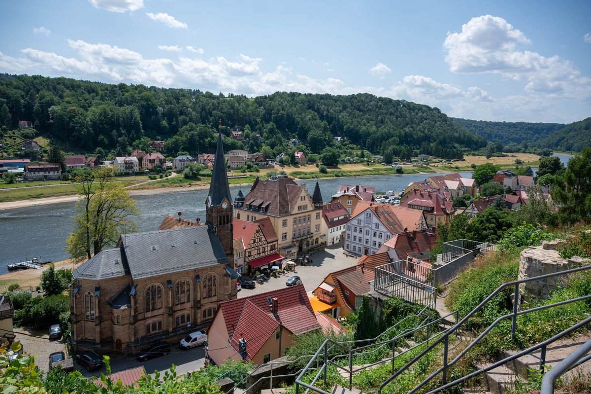 smktsachsen's tweet photo. 💸 364.000€ Förderung für die Burg #Wehlen! Mit sog PMO-Mitteln wird der Neubau des Burgturms ermöglicht. #Tourismus|ministerin #Klepsch übergab den Bescheid an den Bürgermeister & die »Wehlener Burgfreunde«, die sich seit Jahren ehrenamtlich für den Wiederaufbau einsetzen. 🏰 https://t.co/raIMZST5hn